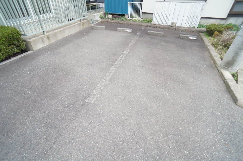 ブランシェ長橋台 駐車場