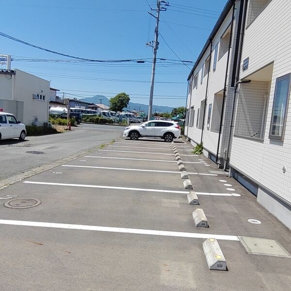 ヴェルニーナ 駐車場