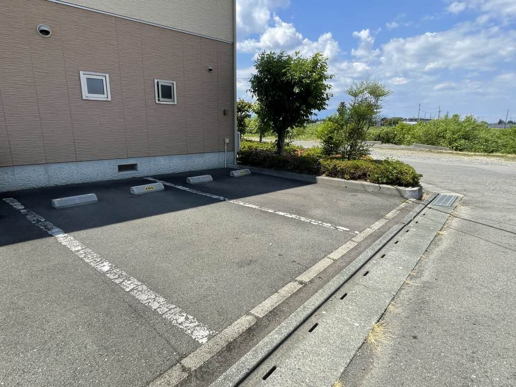 クレセント矢巾 駐車場