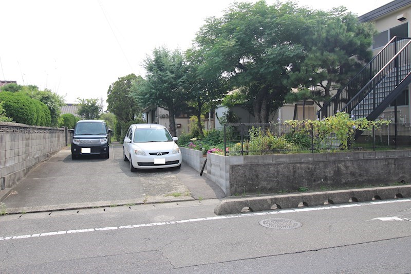 植野アパート 駐車場