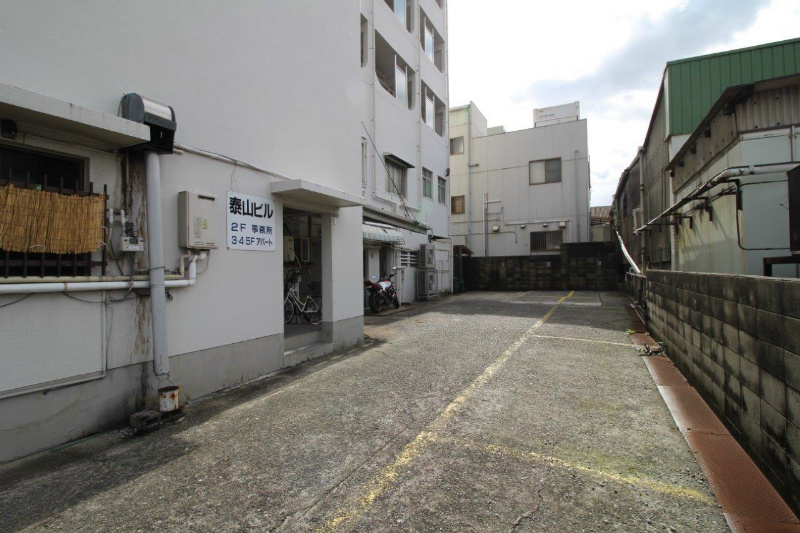 泰山ビル 駐車場