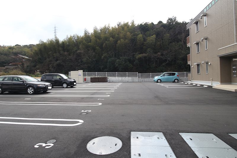 ヴィルセインビル 駐車場