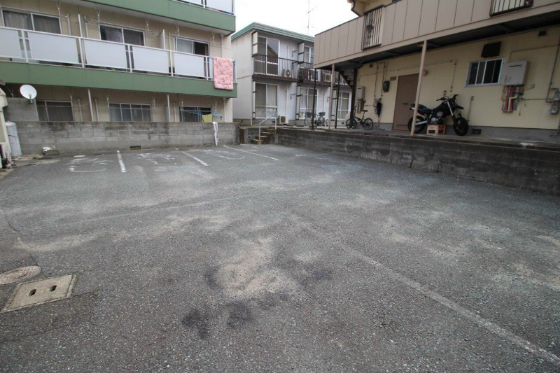 ヴィラ川中 駐車場