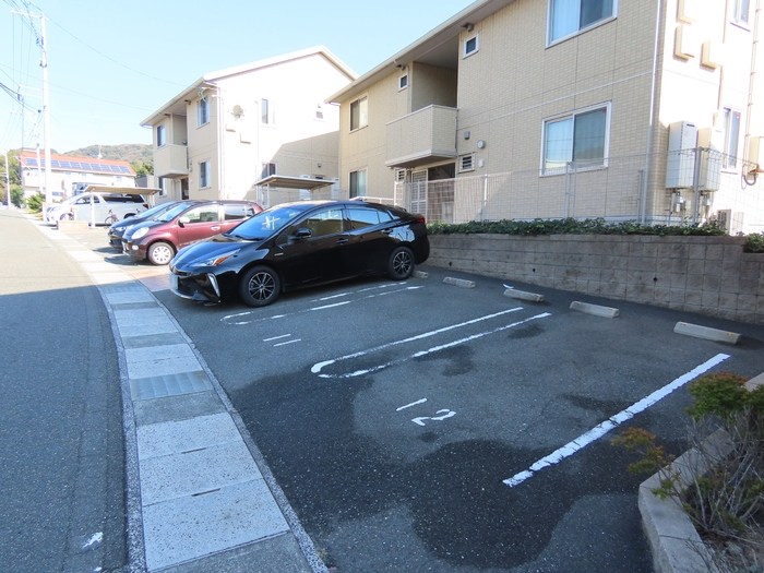 ティアラ 駐車場