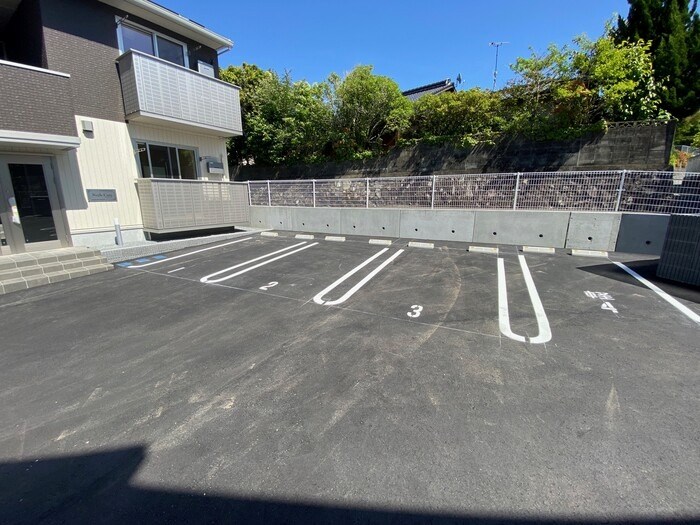 ノイルカーサ 駐車場