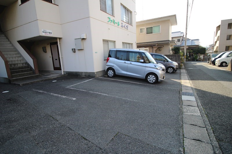 ファミールたけひさ 駐車場