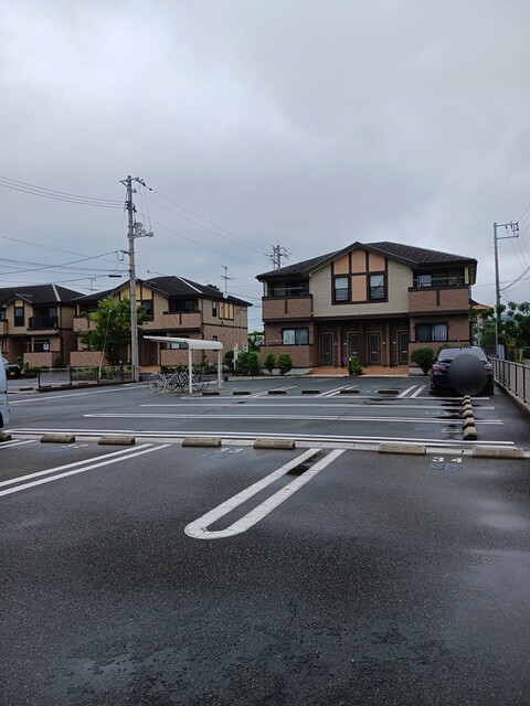 メゾン・ルミエールＥ 駐車場