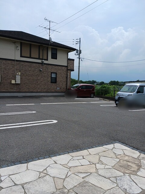 メゾン・ルミエールＦ 駐車場