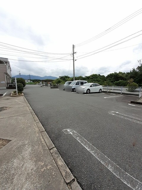 ソレアードエムＢ 駐車場