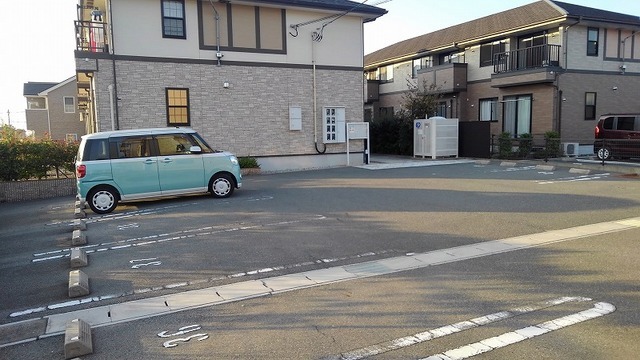 メゾン・ルミエールＢ 駐車場