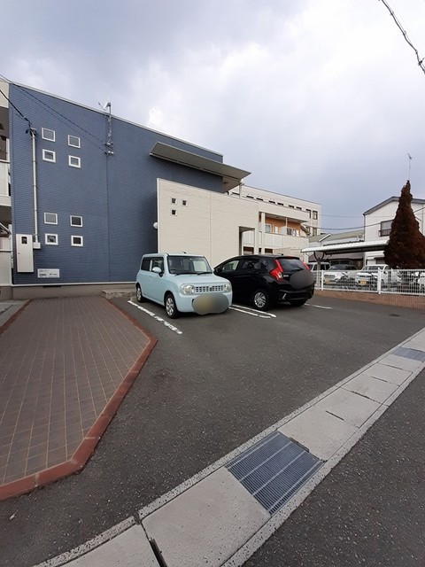 ナイツシャトー 駐車場