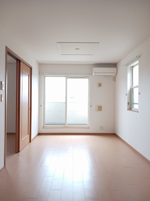 勇駿Ⅱ番館 リビング