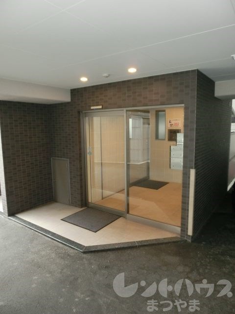 スカイタワー勝山 玄関
