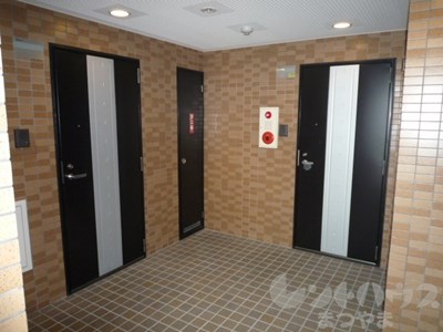 シャルマンコーポ湊町 玄関