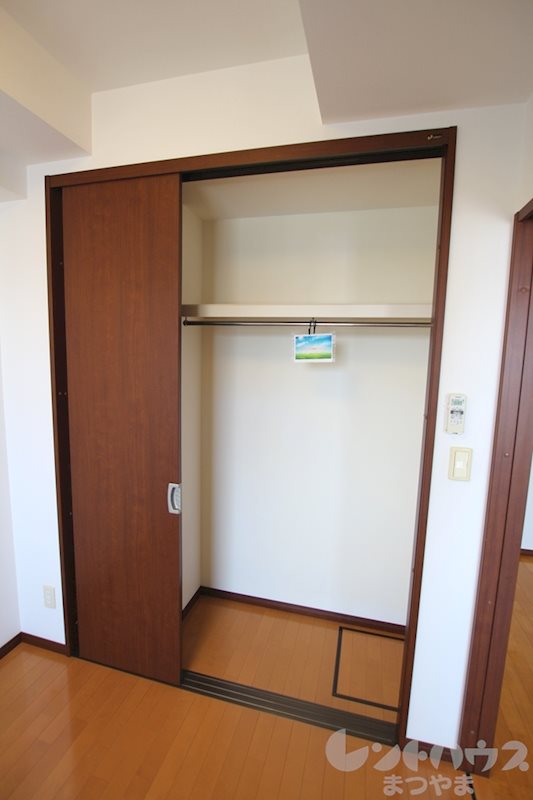 ヴァレーレ県庁前 収納