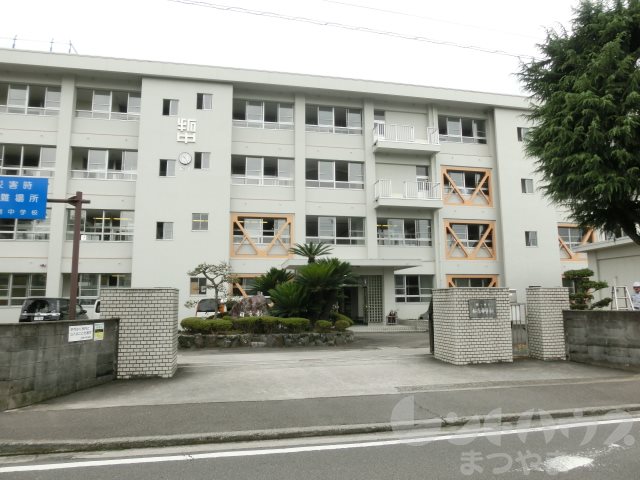 TREIZE RE UNION 中学校