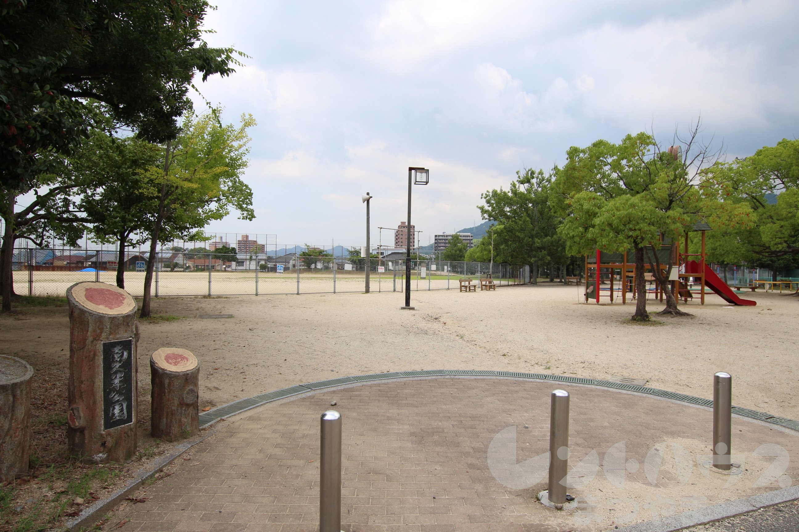 久米ツインタワービル 公園