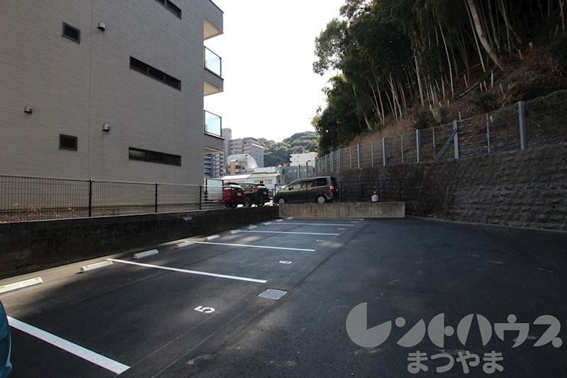 メゾンドール平和通 駐車場