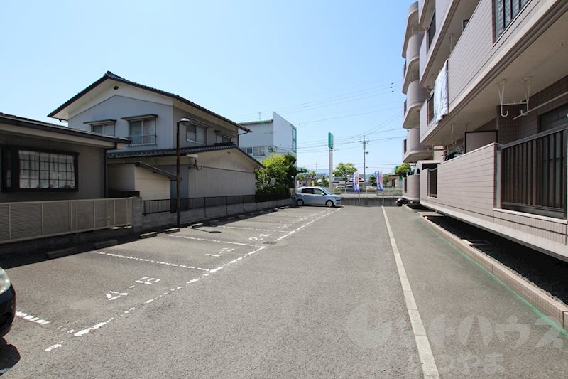 ヴァン・ヴェール久米 駐車場