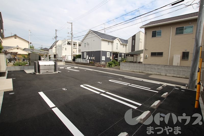 コモードN 駐車場