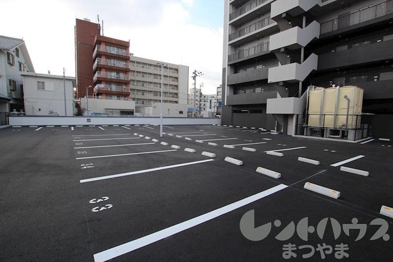 ルミナス勝山東 駐車場