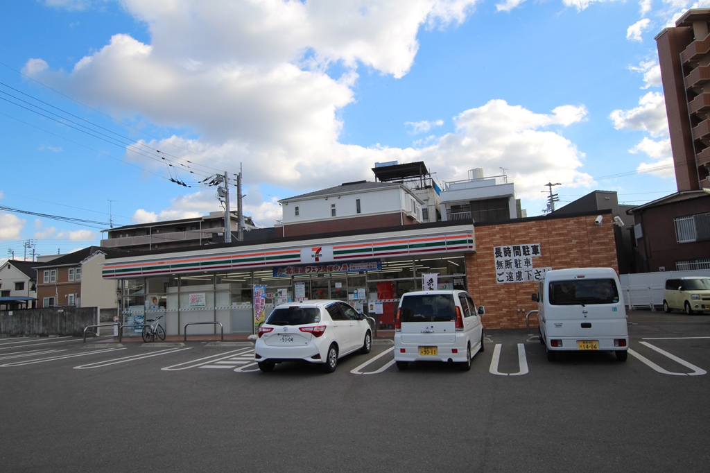 ステューディオツキヤマ コンビニ