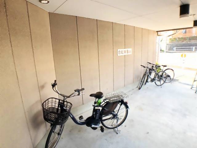 サンシャイン隼人 駐車場