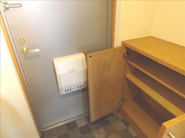 グランドール栄生 玄関