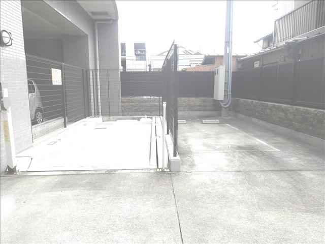 グランドール栄生 駐車場
