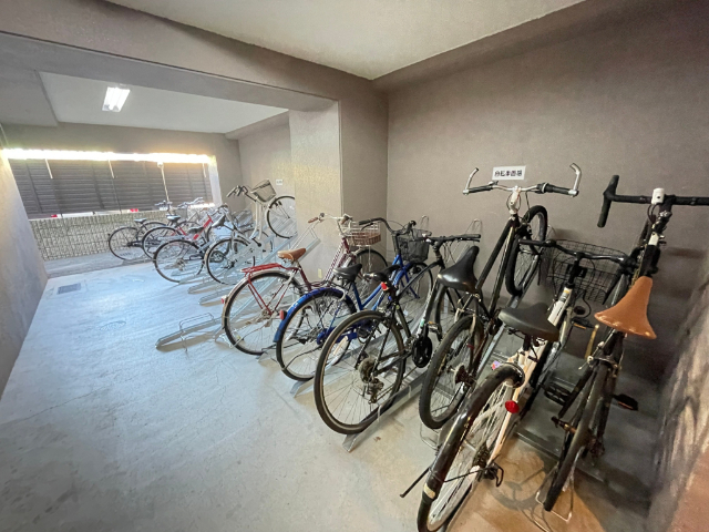 LUMINOUS TSURUMAKOEN 駐車場