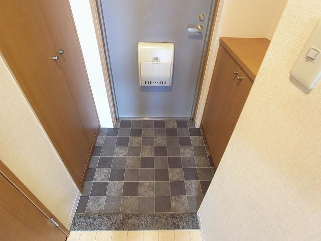 グランドール栄生 玄関
