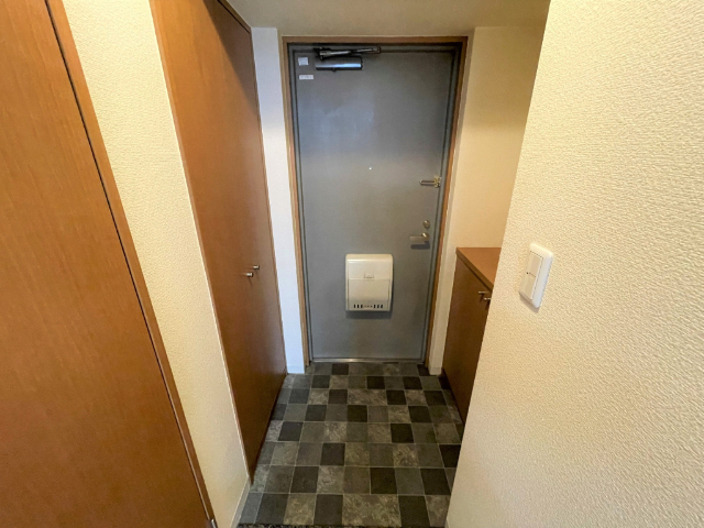 グランドール栄生 玄関