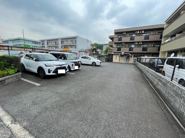 加納上原ビル 駐車場