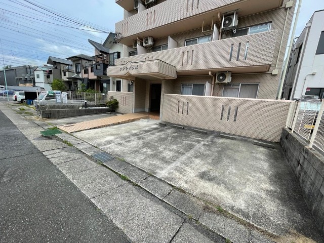 ワンライフ原 駐車場