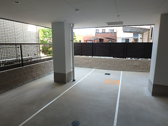 スカイコート阿由知通 駐車場