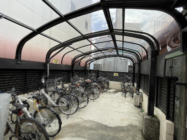 アヴァーンスＦ 駐車場