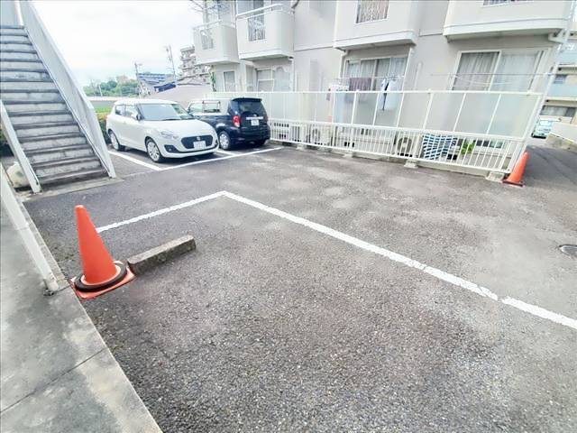 ひかりハイツB棟 駐車場