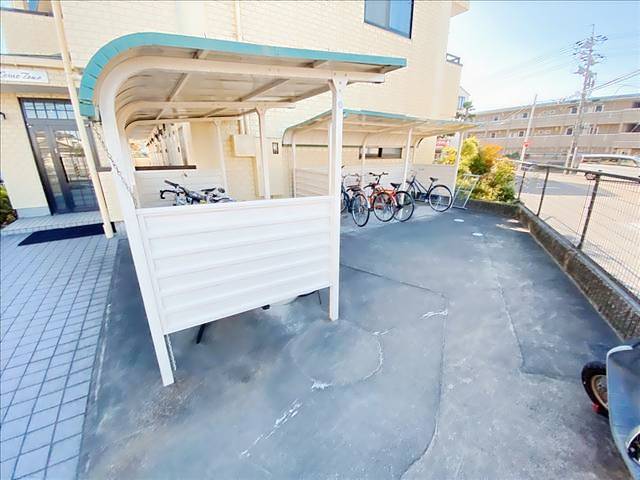 カムトゥルー 駐車場