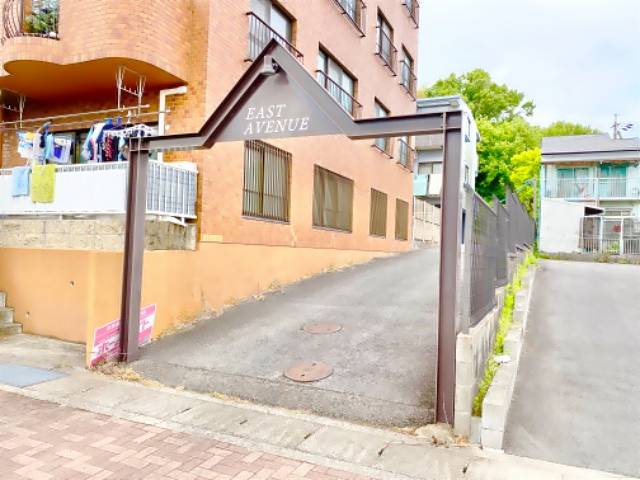 イーストアベニュー エントランス
