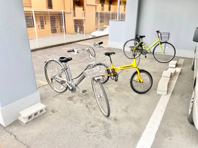 イーストアベニュー 駐車場