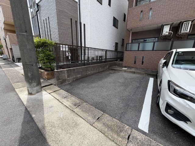 アヴニール 駐車場