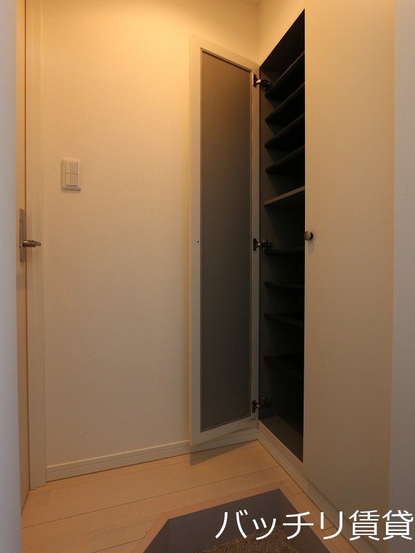 Loft10名駅 玄関