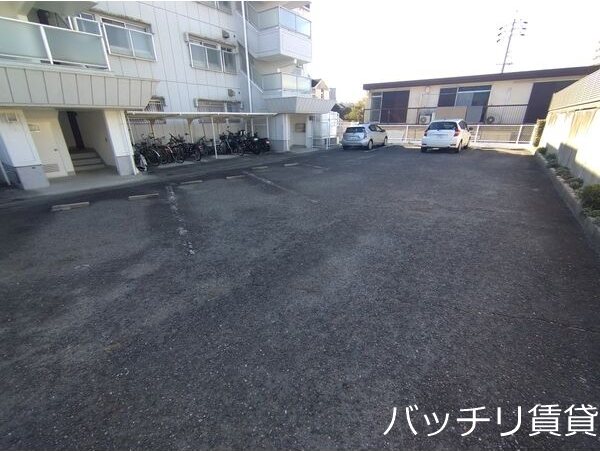 サンハイツ亀の井  駐車場