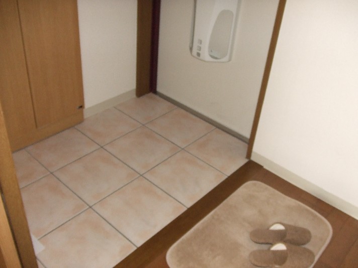 カーサコモダ新舞子　B 玄関