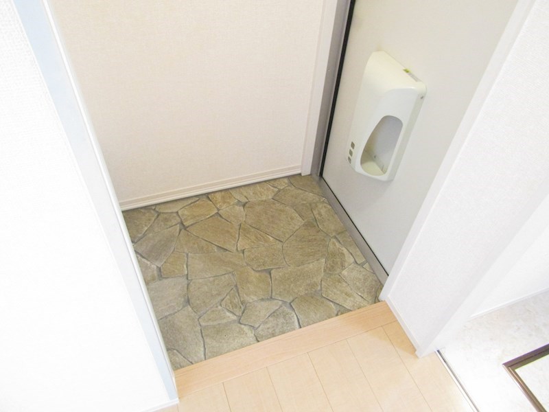 ファミール森西　A 玄関