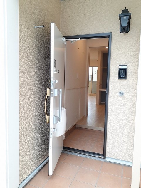 リヴァージュA 玄関