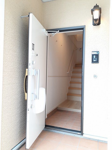 リヴァージュA 玄関