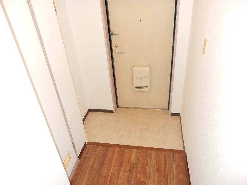 メゾンドエクセル常滑西館 玄関