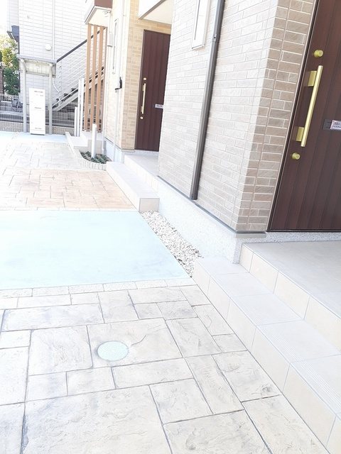 シャトル脇島 玄関