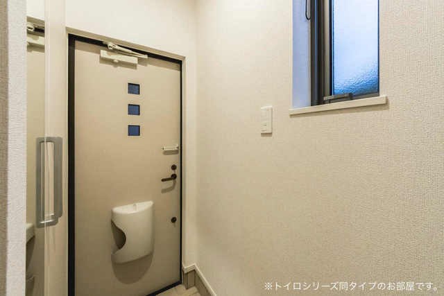 シャトル脇島 玄関